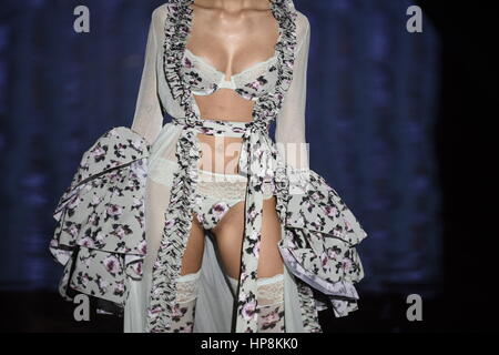 Madrid, Spagna. 18 Febbraio, 2017. Un modello indossa in pista di raccolta di una creazione da Andres Sarda durante Pasarela Cibeles - Mercedes-Benz della Settimana della Moda Madrid 2017, a Madrid, sabato 18h Febbraio, 2017. Foto Stock