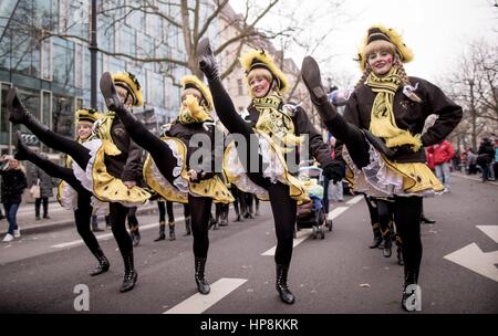 Berlino, Germania. 19 Feb, 2017. I danzatori del carnevale di Berlino Association (BCV) celebrare durante il Berlin sfilata di carnevale a Berlino, Germania, 19 febbraio 2017. Foto: Jörg Carstensen/dpa/Alamy Live News Foto Stock