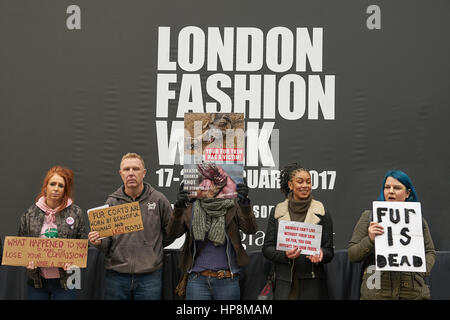 Londra, Regno Unito. 19th febbraio 2017. Settimana Della Moda A Londra. Protesta contro l'uso della pelliccia Foto Stock