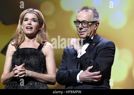 Berlino, Germania. 18 Febbraio, 2017. Anke Engelke e Dieter Kosslick durante la cerimonia di premiazione nella 67th Festival Internazionale del Cinema di Berlino/Berlinale 2017 alla Berlinale Palast il 18 febbraio 2017 a Berlino, Germania. | Utilizzo di credito in tutto il mondo: dpa/Alamy Live News Foto Stock