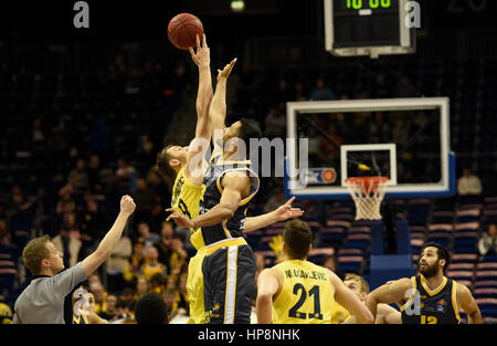 Berlino, Germania. 19 Feb, 2017. Vista dell'inizio della partita durante la BBL Cup finale di basket quattro match per il terzo posto tra Alba Berlino e lo standard MHP Riesen Ludwigsburg al Mercedes-Benz Arena a Berlino, Germania, 19 febbraio 2017. Alba ha vinto con 84 a 70 punti. Foto: Rainer Jensen/dpa/Alamy Live News Foto Stock