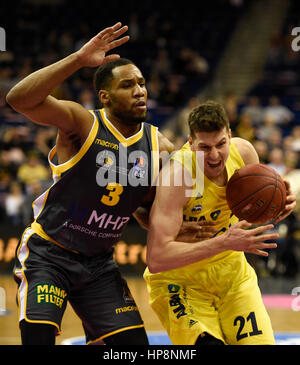 Berlino, Germania. 19 Feb, 2017. Alba di Dominique Johnson (r) e Ludwigsburg Tekele del cotone in azione durante la BBL Cup finale di basket quattro match per il terzo posto tra Alba Berlino e lo standard MHP Riesen Ludwigsburg al Mercedes-Benz Arena a Berlino, Germania, 19 febbraio 2017. Alba ha vinto con 84 a 70 punti. Foto: Rainer Jensen/dpa/Alamy Live News Foto Stock