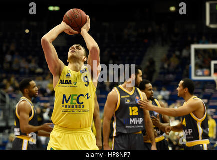 Berlino, Germania. 19 Feb, 2017. Alba Elmedin Kikanovic in azione durante la BBL Cup finale di basket quattro match per il terzo posto tra Alba Berlino e lo standard MHP Riesen Ludwigsburg al Mercedes-Benz Arena a Berlino, Germania, 19 febbraio 2017. Alba ha vinto con 84 a 70 punti. Foto: Rainer Jensen/dpa/Alamy Live News Foto Stock