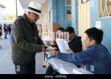 Quito, Ecuador. 19 Feb, 2017. Un uomo si appresta a votare in un centro elettorale a Quito, Ecuador, nel febbraio 19, 2017. Gli ecuadoriani sono andati alle urne domenica per eleggere il successore del famoso presidente Rafael Correa, che è stato al potere per 10 anni. Credito: ANDES/Micaela Ayala V./Xinhua/Alamy Live News Foto Stock