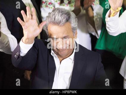 Quito, Ecuador. 19 Feb, 2017. Il candidato presidenziale della sentenza PAIS Progressive Alliance party Lenin Moreno onde alle persone dopo la fusione il suo voto a un centro elettorale a Quito, Ecuador, nel febbraio 19, 2017. Gli ecuadoriani sono andati alle urne domenica per eleggere il successore del famoso presidente Rafael Correa, che è stato al potere per 10 anni. Credito: Santiago Armas/Xinhua/Alamy Live News Foto Stock