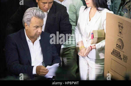 Quito, Ecuador. 19 Feb, 2017. Il candidato presidenziale della sentenza PAIS Progressive Alliance party Lenin Moreno (L) si prepara a gettare il suo voto a un centro elettorale a Quito, Ecuador, nel febbraio 19, 2017. Gli ecuadoriani sono andati alle urne domenica per eleggere il successore del famoso presidente Rafael Correa, che è stato al potere per 10 anni. Credito: Santiago Armas/Xinhua/Alamy Live News Foto Stock