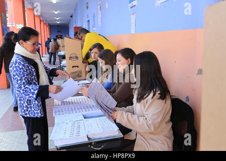 Quito, Ecuador. 19 Feb, 2017. Una donna si prepara a gettare il suo voto in un centro elettorale a Quito, Ecuador, nel febbraio 19, 2017. Gli ecuadoriani sono andati alle urne domenica per eleggere il successore del famoso presidente Rafael Correa, che è stato al potere per 10 anni. Credito: Hao Yunfu/Xinhua/Alamy Live News Foto Stock