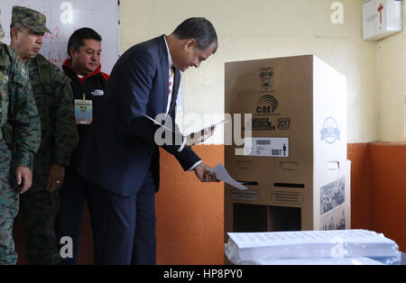 Quito, Ecuador. 19 Feb, 2017. Il Presidente ecuadoriano Rafael Correa (R) getta il suo voto a un centro elettorale a Quito, Ecuador, nel febbraio 19, 2017. Gli ecuadoriani sono andati alle urne domenica per eleggere il successore del famoso presidente Rafael Correa, che è stato al potere per 10 anni. Credito: ANDES/Xinhua/Alamy Live News Foto Stock