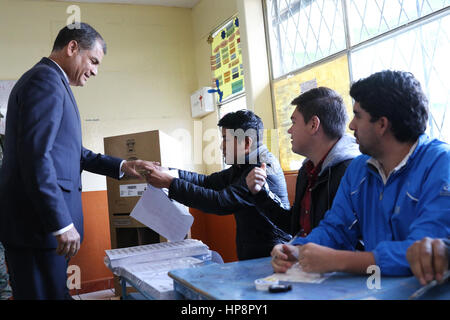 Quito, Ecuador. 19 Feb, 2017. Il Presidente ecuadoriano Rafael Correa (1L) si prepara a gettare il suo voto a un centro elettorale a Quito, Ecuador, nel febbraio 19, 2017. Gli ecuadoriani sono andati alle urne domenica per eleggere il successore del famoso presidente Rafael Correa, che è stato al potere per 10 anni. Credito: ANDES/Xinhua/Alamy Live News Foto Stock