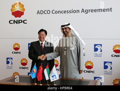(170219) -- ABU DHABI, Feb 19, 2017 (Xinhua) -- Presidente della China National Petroleum Corporation Wang Yilin (L) stringe la mano con il Sultano Ahmed Al-Jaber, Group Chief Executive Officer di controllato dal governo di Abu Dhabi National Oil Company dopo la firma di un accordo di Abu Dhabi, Emirati Arabi Uniti, nel febbraio 19, 2017. Abu Dhabi National Oil Company degli Emirati Arabi Uniti ha firmato un accordo domenica con la China National Petroleum Corporation, attribuendo un otto percento di interesse a Abu Dhabi onshore della concessione dell'olio su entrambi i lati di detto in un'e-mail informativa. (Xinhua/Li Zhen) Foto Stock