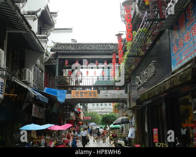 Guilin, Guilin, Cina. 18 Febbraio, 2017. Guilin, Cina-Febbraio 18 2017: (solo uso editoriale. Cina OUT).Il West Street è la strada più antica di Yangshuo County, della Città di Guilin, a sud-ovest della Cina di Guangxi Zhuang Regione autonoma, Febbraio 18th, 2017. Credito: SIPA Asia/ZUMA filo/Alamy Live News Foto Stock