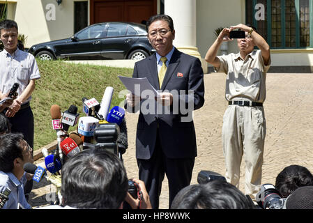 Kuala Lumpur, Malesia. Xx Febbraio 2017. La Corea del Nord e ambasciatore della Malesia, Kang Chol risolve il media il 20 febbraio 2017 presso la sede dell' ambasciata della Corea del Nord di Kuala Lumpur in Malesia. Credito: Chris Jung/ZUMA filo/Alamy Live News Foto Stock