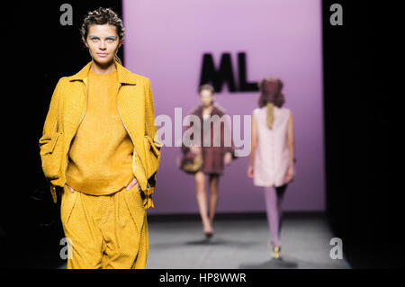 Madrid, Spagna. 19 Feb, 2017. Modello presso la Marcos Luengo Fashion Show durante la Mercedes-Benz della Settimana della Moda Madrid Autunno/Inverno 2017. Madrid, 19.02.2017 | Credit: dpa/Alamy Live News Foto Stock