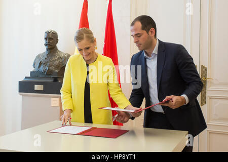 Partido Popular politico Cristina Cifuentes soddisfa con Ciudadanos rappresentante del partito Ignacio Aguado per l approvazione del bilancio della città di Madrid lunedì 20 febbraio 2017. Foto Stock