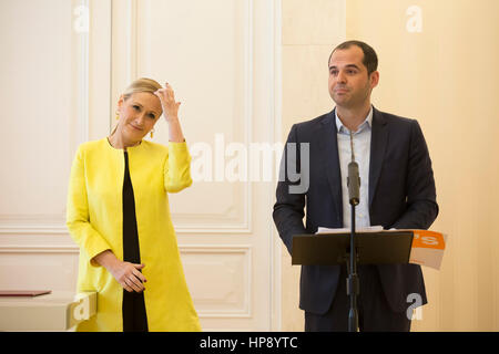 Partido Popular politico Cristina Cifuentes soddisfa con Ciudadanos rappresentante del partito Ignacio Aguado per l approvazione del bilancio della città di Madrid lunedì 20 febbraio 2017. Foto Stock