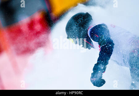 Sapporo, Giappone. Xx Febbraio 2017. Medaglia di argento Suzuki Yuya del Giappone raggiunge il traguardo durante gli uomini di slalom snowboard concorso al 2017 Sapporo dei Giochi Invernali Asiatici a Sapporo, in Giappone, il 20 febbraio, 2017. Credito: Xia Yifang/Xinhua/Alamy Live News Foto Stock