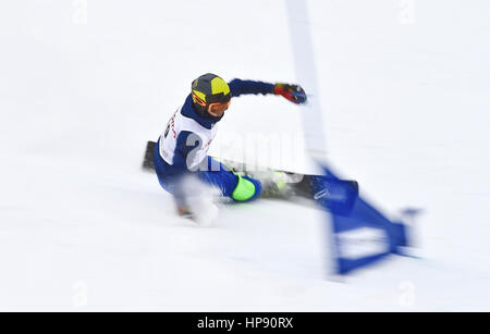 Sapporo, Giappone. Xx Febbraio 2017. Bi Ye di Cina compete durante il maschile di slalom snowboard concorso al 2017 Sapporo dei Giochi Invernali Asiatici a Sapporo, in Giappone, il 20 febbraio, 2017. Credito: Xia Yifang/Xinhua/Alamy Live News Foto Stock