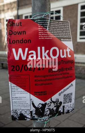 Londra, Regno Unito. Xx Febbraio, 2017. Un poster pubblicitari un walkout da studenti della Università di Londra come parte di un giorno di anti-razzista di campagna elettorale organizzata dal Movimento per la giustizia in congiunzione con una giornata senza di noi e le Nazioni Unite la Giornata Mondiale della giustizia sociale. Gli attivisti stanno celebrando il contributo reso dai migranti per il Regno Unito e per dimostrare la loro opposizione agli attacchi contro i migranti che hanno avuto luogo dopo l elezione del Presidente Trump e il referendum dell'UE. Credito: Mark Kerrison/Alamy Live News Foto Stock