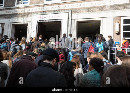 Londra, Regno Unito. Xx Febbraio, 2017. Gli studenti della scuola di orientali e di Studi Africani (SOA) dell'Università di Londra a piedi fuori come parte di un giorno di anti-razzista di campagna elettorale organizzata dal Movimento per la giustizia in congiunzione con una giornata senza di noi e le Nazioni Unite la Giornata Mondiale della giustizia sociale. Gli attivisti stanno celebrando il contributo reso dai migranti per il Regno Unito e per dimostrare la loro opposizione agli attacchi contro i migranti che hanno avuto luogo dopo l elezione del Presidente Trump e il referendum dell'UE. Credito: Mark Kerrison/Alamy Live News Foto Stock