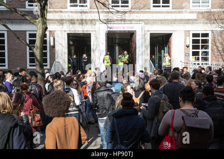 Londra, Regno Unito. Xx Febbraio, 2017. Gli studenti della scuola di orientali e di Studi Africani (SOA) dell'Università di Londra a piedi fuori come parte di un giorno di anti-razzista di campagna elettorale organizzata dal Movimento per la giustizia in congiunzione con una giornata senza di noi e le Nazioni Unite la Giornata Mondiale della giustizia sociale. Gli attivisti stanno celebrando il contributo reso dai migranti per il Regno Unito e per dimostrare la loro opposizione agli attacchi contro i migranti che hanno avuto luogo dopo l elezione del Presidente Trump e il referendum dell'UE. Credito: Mark Kerrison/Alamy Live News Foto Stock