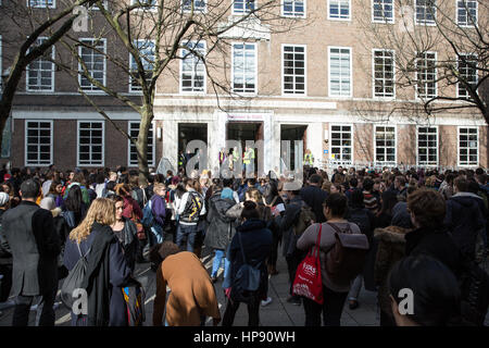 Londra, Regno Unito. Xx Febbraio, 2017. Gli studenti della scuola di orientali e di Studi Africani (SOA) dell'Università di Londra a piedi fuori come parte di un giorno di anti-razzista di campagna elettorale organizzata dal Movimento per la giustizia in congiunzione con una giornata senza di noi e le Nazioni Unite la Giornata Mondiale della giustizia sociale. Gli attivisti stanno celebrando il contributo reso dai migranti per il Regno Unito e per dimostrare la loro opposizione agli attacchi contro i migranti che hanno avuto luogo dopo l elezione del Presidente Trump e il referendum dell'UE. Credito: Mark Kerrison/Alamy Live News Foto Stock