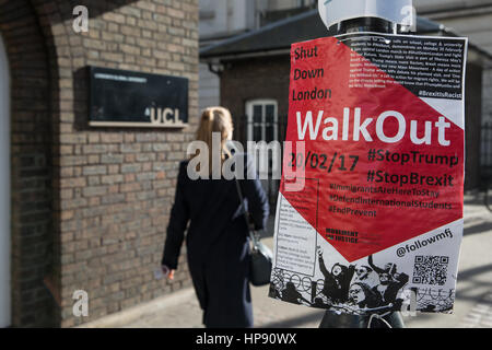 Londra, Regno Unito. Xx Febbraio, 2017. Un poster pubblicitari un walkout da studenti della Università di Londra come parte di un giorno di anti-razzista di campagna elettorale organizzata dal Movimento per la giustizia in congiunzione con una giornata senza di noi e le Nazioni Unite la Giornata Mondiale della giustizia sociale. Gli attivisti stanno celebrando il contributo reso dai migranti per il Regno Unito e per dimostrare la loro opposizione agli attacchi contro i migranti che hanno avuto luogo dopo l elezione del Presidente Trump e il referendum dell'UE. Credito: Mark Kerrison/Alamy Live News Foto Stock