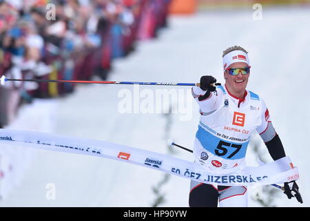 Bedrichov, Repubblica Ceca. 19 Feb, 2017. Norvegese Morten Eide Pedersen (centro) ha vinto il cinquantesimo Jizerska padesatka 50-km internazionali classici di sci gara di sci nordico in Bedrichov, Repubblica ceca, 19 febbraio 2017. Credito: Vit Cerny/CTK foto/Alamy Live News Foto Stock