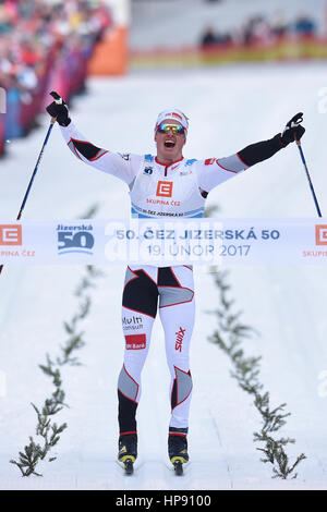 Bedrichov, Repubblica Ceca. 19 Feb, 2017. Norvegese Morten Eide Pedersen (centro) ha vinto il cinquantesimo Jizerska padesatka 50-km internazionali classici di sci gara di sci nordico in Bedrichov, Repubblica ceca, 19 febbraio 2017. Credito: Vit Cerny/CTK foto/Alamy Live News Foto Stock