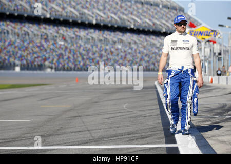 Daytona Beach, Florida, Stati Uniti d'America. 19 Feb, 2017. Febbraio 19, 2017 - Daytona Beach, Florida, Stati Uniti d'America: Ricky Stenhouse Jr (17) cammina per strada pit prima del Monster Energy NASCAR Cup Series squadre che prendono il via a qualificarsi per la Daytona 500 al Daytona International Speedway di Daytona Beach, Florida. Credito: Justin R. Noe Asp Inc/ASP/ZUMA filo/Alamy Live News Foto Stock