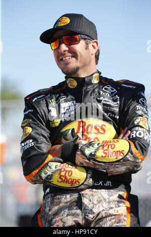 Daytona Beach, Florida, Stati Uniti d'America. 19 Feb, 2017. Febbraio 19, 2017 - Daytona Beach, Florida, Stati Uniti d'America: Martin Truex Jr (78) è appeso fuori sulla strada pit prima del Monster Energy NASCAR Cup Series squadre che prendono il via a qualificarsi per la Daytona 500 al Daytona International Speedway di Daytona Beach, Florida. Credito: Justin R. Noe Asp Inc/ASP/ZUMA filo/Alamy Live News Foto Stock