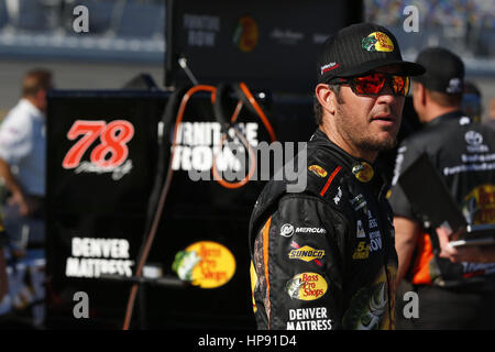 Daytona Beach, Florida, Stati Uniti d'America. 19 Feb, 2017. Febbraio 19, 2017 - Daytona Beach, Florida, Stati Uniti d'America: Martin Truex Jr (78) è appeso fuori sulla strada pit prima del Monster Energy NASCAR Cup Series squadre che prendono il via a qualificarsi per la Daytona 500 al Daytona International Speedway di Daytona Beach, Florida. Credito: Justin R. Noe Asp Inc/ASP/ZUMA filo/Alamy Live News Foto Stock