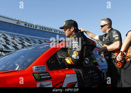 Daytona Beach, Florida, Stati Uniti d'America. 19 Feb, 2017. Febbraio 19, 2017 - Daytona Beach, Florida, Stati Uniti d'America: Martin Truex Jr (78) sale nella sua auto da corsa su strada ai box prima della Monster Energy NASCAR Cup Series squadre che prendono il via a qualificarsi per la Daytona 500 al Daytona International Speedway di Daytona Beach, Florida. Credito: Justin R. Noe Asp Inc/ASP/ZUMA filo/Alamy Live News Foto Stock