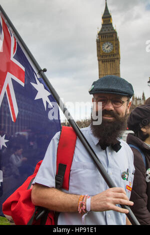 La piazza del Parlamento, Londra, 20 febbraio 2017. Un 'Bandiera Mob' protesta da parte di lavoratori immigrati è tenuto in piazza del Parlamento come parte di un giorno senza di noi azione da parte di lavoratori immigrati per evidenziare e celebrare il loro contributo all'economia del Regno Unito, ha detto di essere del valore di €328 milioni al giorno. Le bandiere rappresentano i lavoratori stranieri' diversi paesi di nascita. Credito: Paolo Davey/Alamy Live News Foto Stock