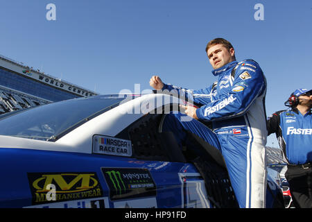 Daytona Beach, Florida, Stati Uniti d'America. 19 Feb, 2017. Febbraio 19, 2017 - Daytona Beach, Florida, Stati Uniti d'America: Ricky Stenhouse Jr (17) sale nella sua auto da corsa su strada ai box prima della Monster Energy NASCAR Cup Series squadre che prendono il via a qualificarsi per la Daytona 500 al Daytona International Speedway di Daytona Beach, Florida. Credito: Justin R. Noe Asp Inc/ASP/ZUMA filo/Alamy Live News Foto Stock