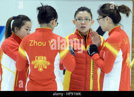 Sapporo, Giappone. Xx Febbraio 2017. Wang Bingyu (R2) della Cina reagisce durante le donne del curling round robin match contro il Qatar al 2017 Sapporo dei Giochi Invernali Asiatici a Sapporo, in Giappone, il 20 febbraio, 2017. Credito: Ma Ping/Xinhua/Alamy Live News Foto Stock