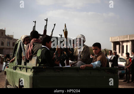 Gennaio 17, 2017 - Houthi i combattenti ribelli combattono in Sana'a contro le forze della coalizione Credit: Maad Ali/ImagesLive/ZUMA filo/Alamy Live News Foto Stock