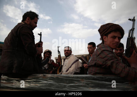 Gennaio 17, 2017 - Houthi i combattenti ribelli combattono in Sana'a contro le forze della coalizione Credit: Maad Ali/ImagesLive/ZUMA filo/Alamy Live News Foto Stock