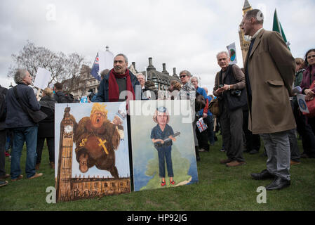 Londra, Regno Unito. Xx Febbraio 2017. Artista satirico, Kaya Mar, visualizza i dipinti di attualità come le persone che trasportano le bandiere provenienti da molti paesi si riuniscono in piazza del Parlamento, prendendo parte a una 'bandiera Mob', una giornata di unità a sostegno dei migranti di tutto il mondo, organizzata da un giorno senza di noi. Credito: Stephen Chung/Alamy Live News Foto Stock