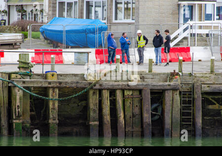 West Bay, Dorset, Regno Unito. Xx Febbraio 2017. Il lavoro comincia a West Bay Harbor nel Dorset per riparare e rafforzare il porto storico di pareti che sono diventati deboli e sull orlo del collasso. West Bay è diventato famoso per i suoi protagonisti rotolo nel colpire serie ITV Broadchurch, che sta per essere trasmesso in tv nuovamente su lunedì 28 febbraio 2017. Credito Foto: Graham Hunt/Alamy Live News Foto Stock