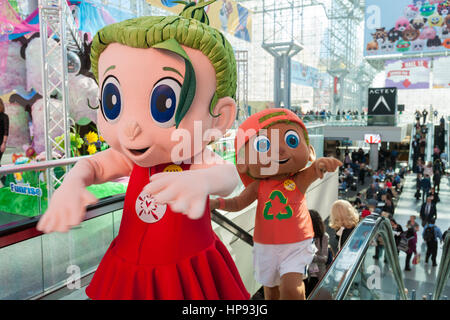 New York, Stati Uniti d'America. 19 Feb, 2017. Dollaro di sabbia e Finley caratteri dall'SeaBabies linea di prodotti ambientali un il 114North American International Toy Fair di il Jacob Javits Convention Center di New York di Domenica, 19 febbraio 2017. La società è una azienda di famiglia e si è impegnata a insegnare ai bambini l' importanza di prendersi cura del pianeta e supporta anche il 1 per cento per il pianeta. ( © Richard B. Levine) Credito: Richard Levine/Alamy Live News Foto Stock