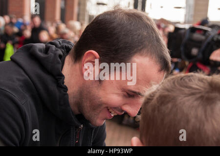 Stadio della luce,Sunderland, UK.xx febbraio 2017.Sunderland calciatori,Giovanni O'Shea firma autografi per i fan prima di aprire la sessione di allenamento di oggi.David Dixon/Alamy Live News Foto Stock