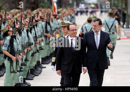 Malaga, Spagna. Xx Febbraio, 2017. Il Primo Ministro spagnolo Mariano Rajoy (R), e il Presidente francese, FranÂ§ois Hollande (2R), ispezionare la legione spagnola di truppe al loro arrivo al venticinquesimo Spain-France vertice bilaterale di Malaga, sud orientale della Spagna, 20 febbraio 2017. Rajoy e testa Hollande delegazioni che partecipano in un giorno di lunga summit, che si concentrerà sul Regno Unito 'brexit', la rapida ascesa del populismo e dell'incertezza sul futuro delle relazioni tra Unione europea e il presidente statunitense Donald Trump's governo. Credito: ZUMA Press, Inc./Alamy Live News Foto Stock