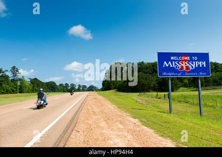 Due motocicli passando per il Mississippi stato segno di benvenuto lungo la US Highway 61 negli USA; Concetto per i viaggi in America e viaggio Foto Stock