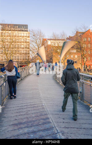 Pero's Bridge è un ponte pedonale che attraversa il porto di Bristol Foto Stock