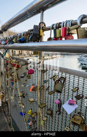 Amore si blocca sulla sinistra Pero del ponte che attraversa il porto di Bristol. Romantico turisti lasciano i lucchetti sul ponte come un gesto romantico. Foto Stock