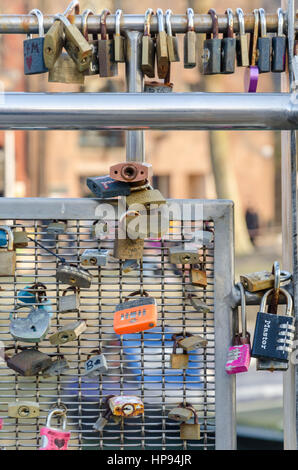 Amore si blocca sulla sinistra Pero del ponte che attraversa il porto di Bristol. Romantico turisti lasciano i lucchetti sul ponte come un gesto romantico. Foto Stock