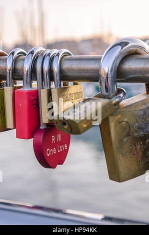 Amore si blocca sulla sinistra Pero del ponte che attraversa il porto di Bristol. Romantico turisti lasciano i lucchetti sul ponte come un gesto romantico. Foto Stock