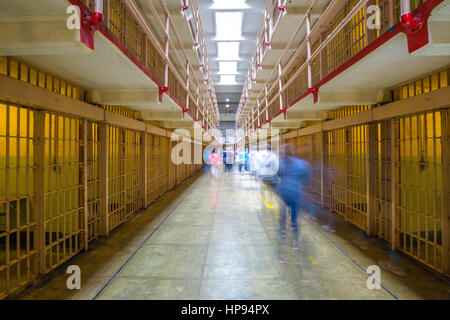 San Francisco, California, Stati Uniti - Agosto 14, 2016: i turisti che visitano la prigione di Alcatraz e il corridoio principale con i normali cellule singole su grou Foto Stock