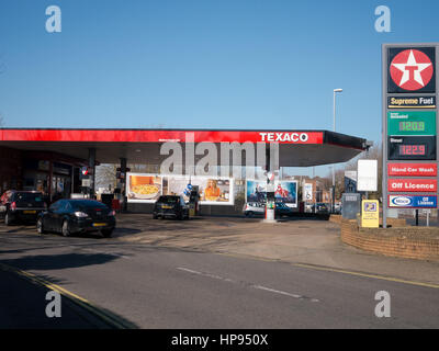 Un Texaco stazione di benzina e il piazzale antistante Foto Stock