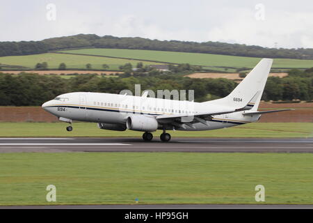 166694, un Boeing C-40un clipper di marina degli Stati Uniti, a Prestwick International Airport in Ayrshire. Foto Stock